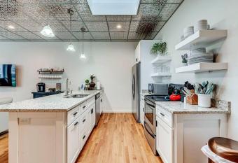 Lebanon Loft on the Downtown Square has Balcony rooms