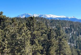 --Amazing Pikes Peak Views-- NEW Hot Tub- Charming A-Frame Cabin on 31 Private Acres- ATV trails- Archery Practice- Bordering National Forest- Dog Friendly- Bring the Mountain Bike or ATV, Lots of Parking has rooms with a private hot tub