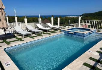 Luxury 1 Bedroom & Rooftop Pool unit #2 has rooms with a private hot tub