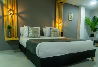 Barcelo Coliving has rooms with a private hot tub