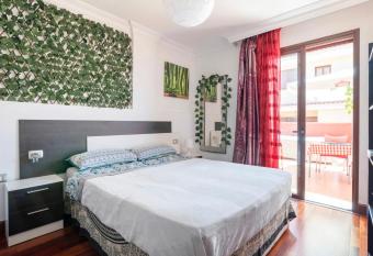 Private Room with bathroom and big terrace just for you allows 18 year olds to book a room