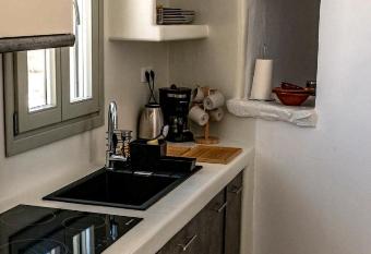 Mikro Kastro has Balcony rooms