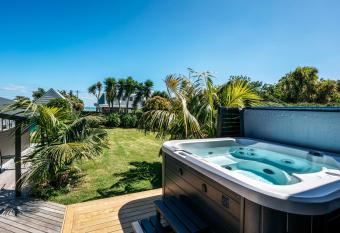 Oneroa Coastal Classic - Coast & Country has rooms with a private hot tub