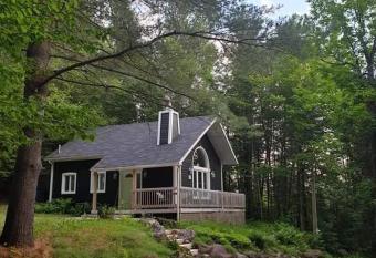 Magnifique chalet douillet dans les Laurentides has Balcony rooms