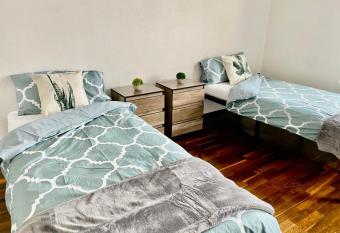 3 Zimmer-Apartment, optional 4 Zimmer, f  r bis zu 10 G  ste allows 18 year olds to book a room