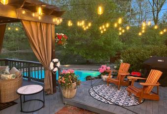 Beautiful pool house in Snowden Grove has rooms with a private hot tub