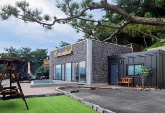 Poolvilla Remember has rooms with a private hot tub