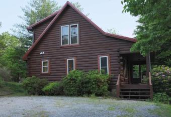 Luxury Cabin 45 Min to Asheville Hot Tub & Fire pit has rooms with a private hot tub