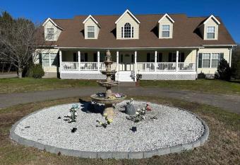 Diamonds & Pearls of Williamsburg, VA has Balcony rooms