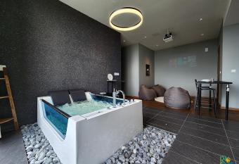 D Pristine Medini By UHA has rooms with a private hot tub