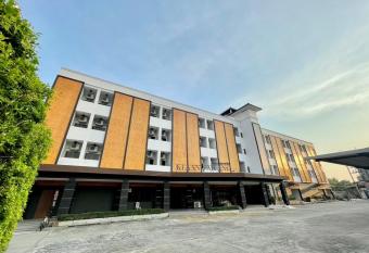 Klaang Muang Hotel (                                             ) has Balcony rooms