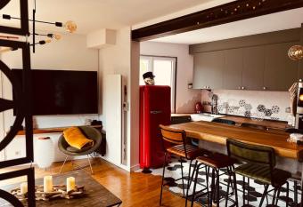 Maison Chaleureuse has rooms with a private hot tub