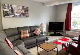 Clarendon Luxury Apartment has Balcony rooms