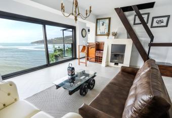 Mundaka Beachfront House has Balcony rooms