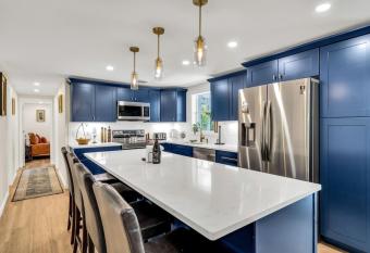 La Ni  a: 5 minutes to Nokomis Beach with large fenced in backyard has Balcony rooms