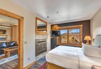 Have It All Ski in out Affordable Too has Balcony rooms