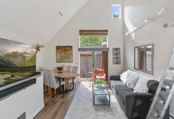 Incredible Wow Views Skilift and Trails skiin out allows 18 year olds to book a room