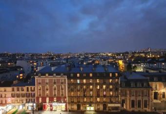 Large cocoon with balcony and view on Paris has Balcony rooms