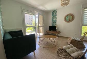 Nid spacieux et lumineux    H  rouville-saint-clair has Balcony rooms