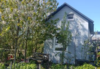 Tuinhuisje in het groen has Balcony rooms