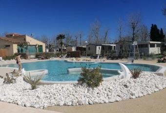 Mobil home familial et moderne (camping 4   toiles) has rooms with a private hot tub