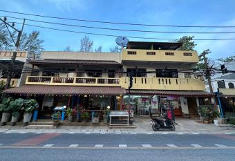 95 restaurant has Balcony rooms