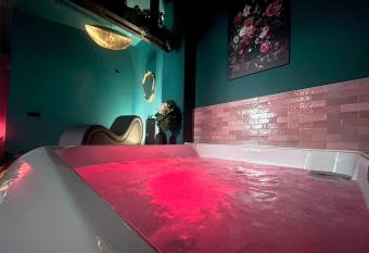 NUITS D EXIL allows 18 year olds to book a room