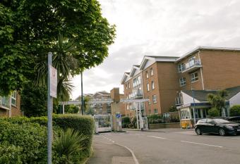 Stunning 2-Bedroom Apartment in Cardiff Bay w/Gym allows 18 year olds to book a room