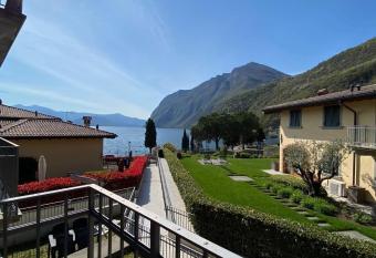 Alex s lake house has rooms with a private hot tub