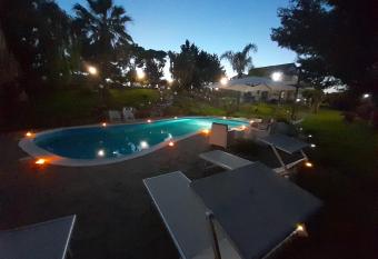 Luxury bnb Le Rocce has rooms with a private hot tub