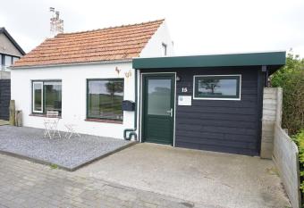 Kustverhuur,  t Uusje Nieuwvliet allows 18 year olds to book a room