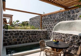 Arise Suites has rooms with a private hot tub