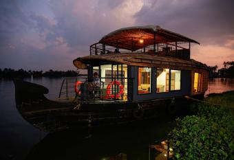 Private Houseboat has Balcony rooms