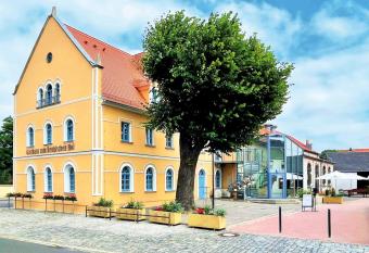 Zum Reu  ischen Hof allows 18 year olds to book a room