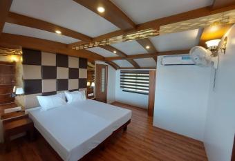 Premium Houseboat has Balcony rooms