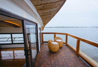 Double Decker Houseboat has Balcony rooms
