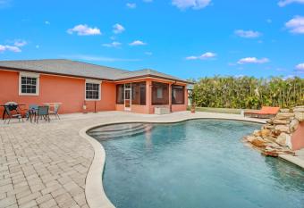 Modern Estate w/ Private Pool close to everything! allows 18 year olds to book a room