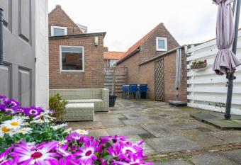 Vakantiehuis Oranjeplein 15a Zoutelande allows 18 year olds to book a room