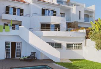 FremdHeim allows 18 year olds to book a room