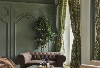 81 Promenade Studios has Balcony rooms