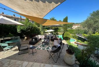 Mas Sybel au charme provencal has Balcony rooms