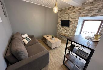 T1 charmant et typique sur les hauteurs de Bastia allows 18 year olds to book a room