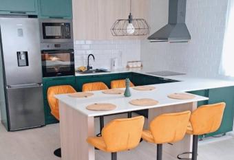 Luxurious Studio Near the Lake has Balcony rooms