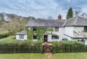 Luxury cosy cottage, enchanting forest location. has Balcony rooms