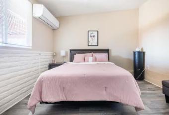 Blissful And Bright Townhome in Vista, California allows 18 year olds to book a room