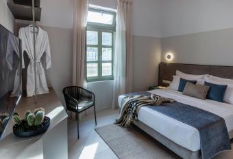 Octavia comfort bungalows with amazing view allows 18 year olds to book a room