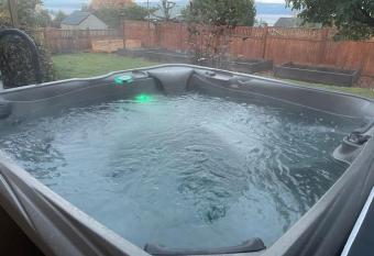 Lovely oceanside 1-bdrm suite Fireplace HotTub allows 18 year olds to book a room