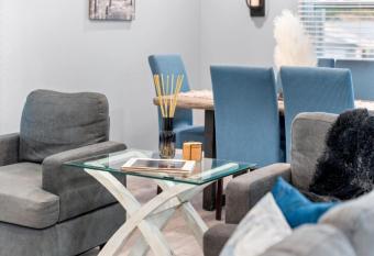 The Gulf Breeze Close to the Beach, allows 18 year olds to book a room