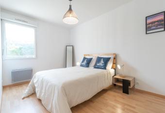 Sur les quais de Saint-Goustan ! has Balcony rooms