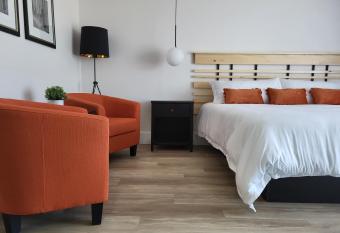 motel au rocher du cap allows 18 year olds to book a room